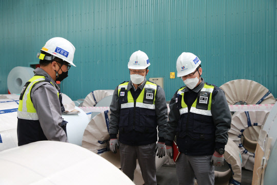 김연극(가운데) 동국제강 사장이 18일 부산공장을 원자재 입고 창고에서 남돈우 부산공장 생산담당 이사로부터 사고 경위를 보고받고 있다. <동국제강 제공>